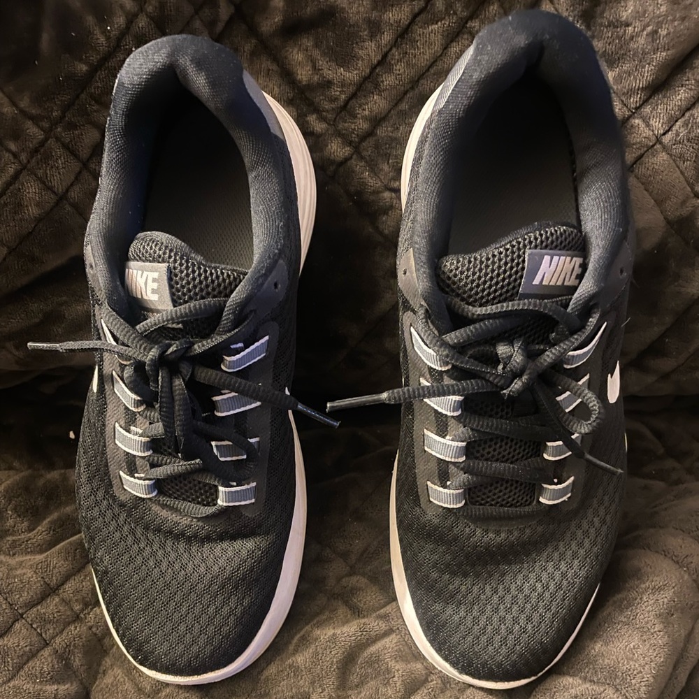 Nike Black and White Sneakers Modern Design Used about 5 or 6 times
